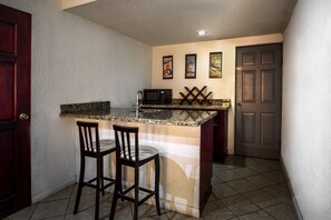 Suite superior, vista parcial al océano | Escritorio, cortinas blackout, wifi gratis y ropa de cama 