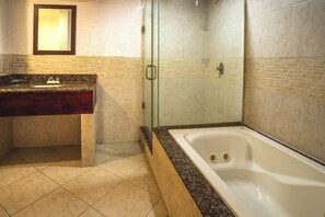 Superior Suite, Partial Ocean View | Bathroom | Shower, towels, soap, shampoo - Costa Ensenada (Ensenada)