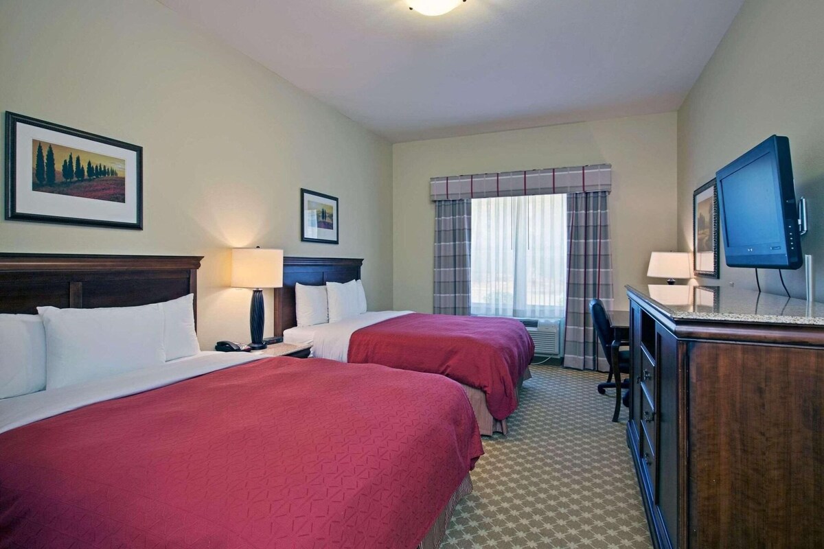 Hypo-allergenic bedding, in-room safe, desk, laptop workspace