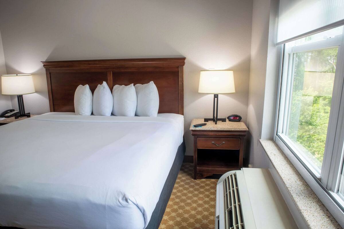 hypo-allergenic bedding, in-room safe, desk, laptop workspace