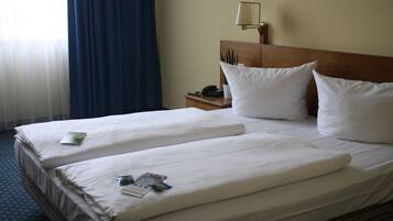 Economy-Doppelzimmer, 1 Queen-Bett | Allergikerbettwaren, Zimmersafe, Schreibtisch, Verdunkelungsvorhänge