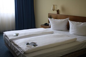 Habitación económica doble, 1 cama de matrimonio | Ropa de cama hipoalergénica, caja fuerte, escritorio y cortinas opacas