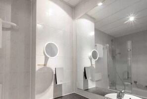 Business Single Room | Bathroom | Combined shower/tub, free toiletries, hair dryer, towels - Quick Hotel Dresden West (Wilsdruff)