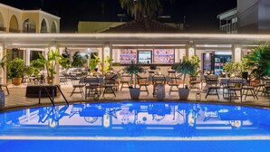 A poolside bar area with outdoor seating and a pool. - Konstantina Apartments (Corfu)
