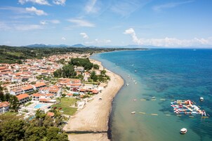 Una playa cerca, bote de remos