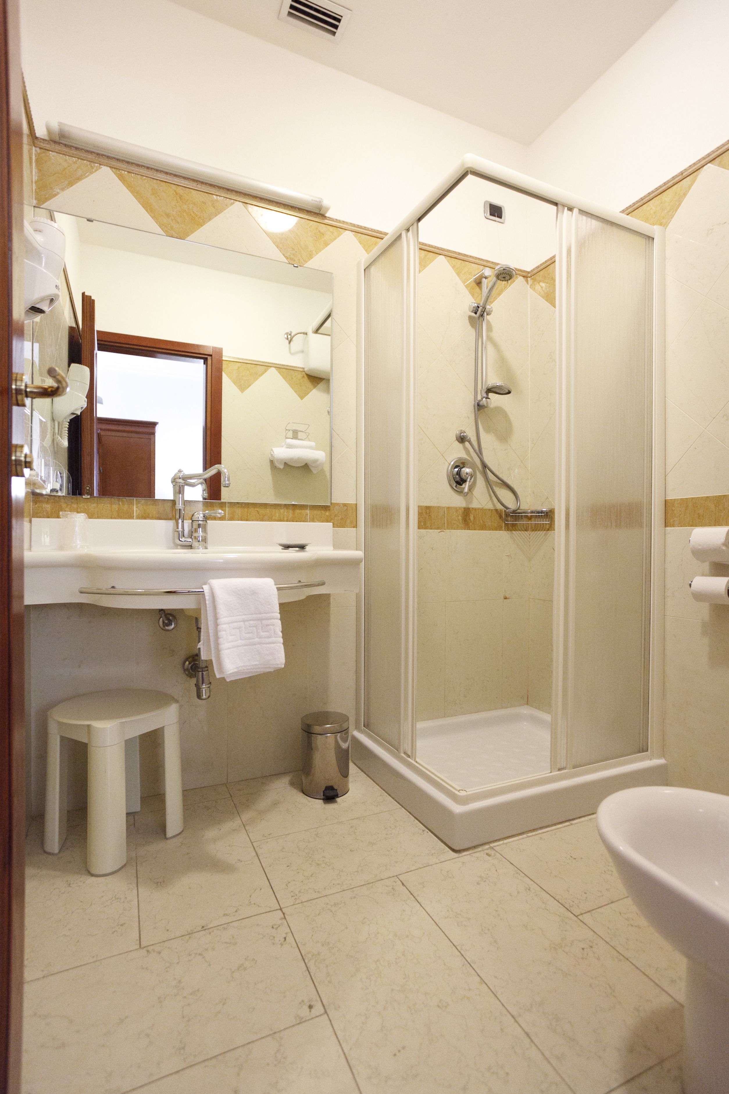 classic single room | bathroom | free toiletries, hair dryer, bidet, towels