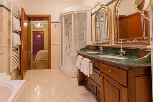 Artículos de higiene personal gratuitos, secador de pelo, bidé y toallas