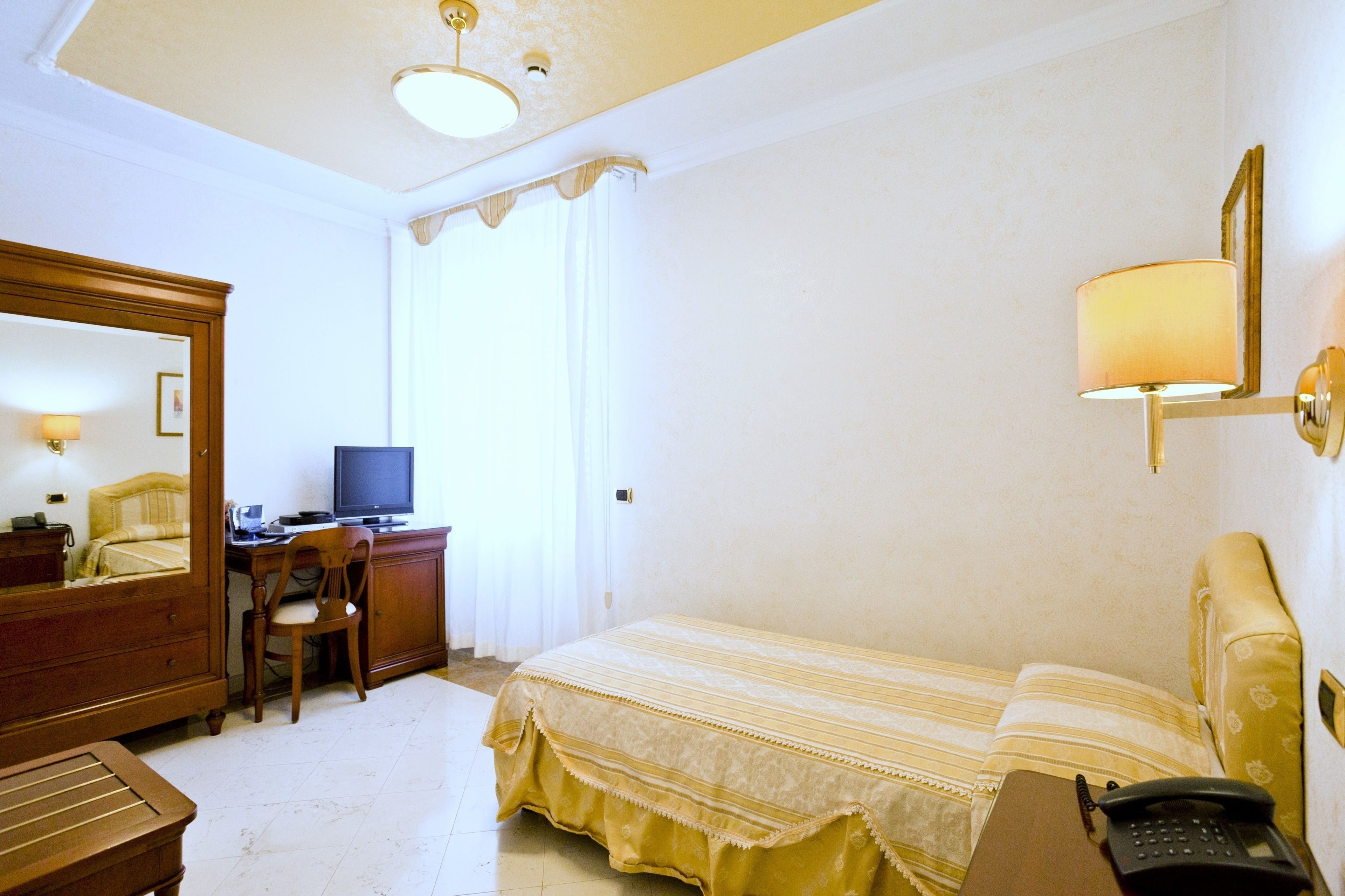 classic single room | minibar, in-room safe, individually decorated, desk