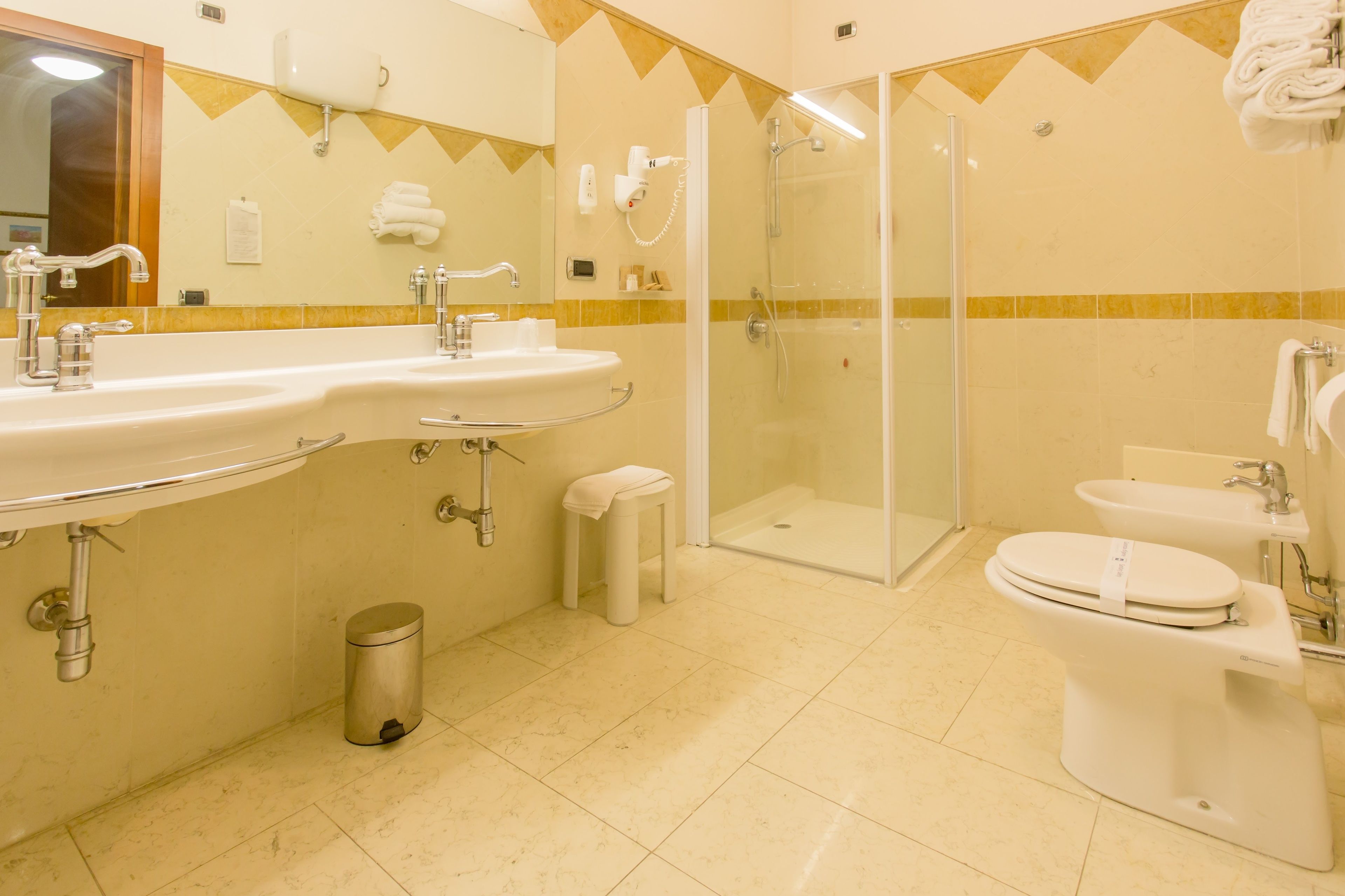 double room | bathroom | free toiletries, hair dryer, bidet, towels
