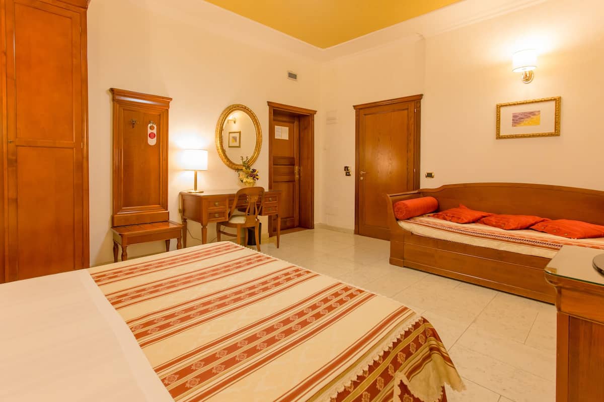 triple room | minibar, in-room safe, individually decorated, desk