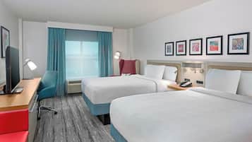 Caja de seguridad en la habitación y tabla de planchar con plancha