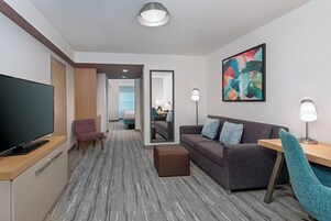 Two Queens Evolution Suite | In-room safe, iron/ironing board, free WiFi, bed sheets