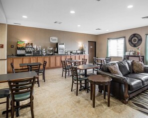 Free buffet breakfast  - Rodeway Inn & Suites Salina South (Salina)