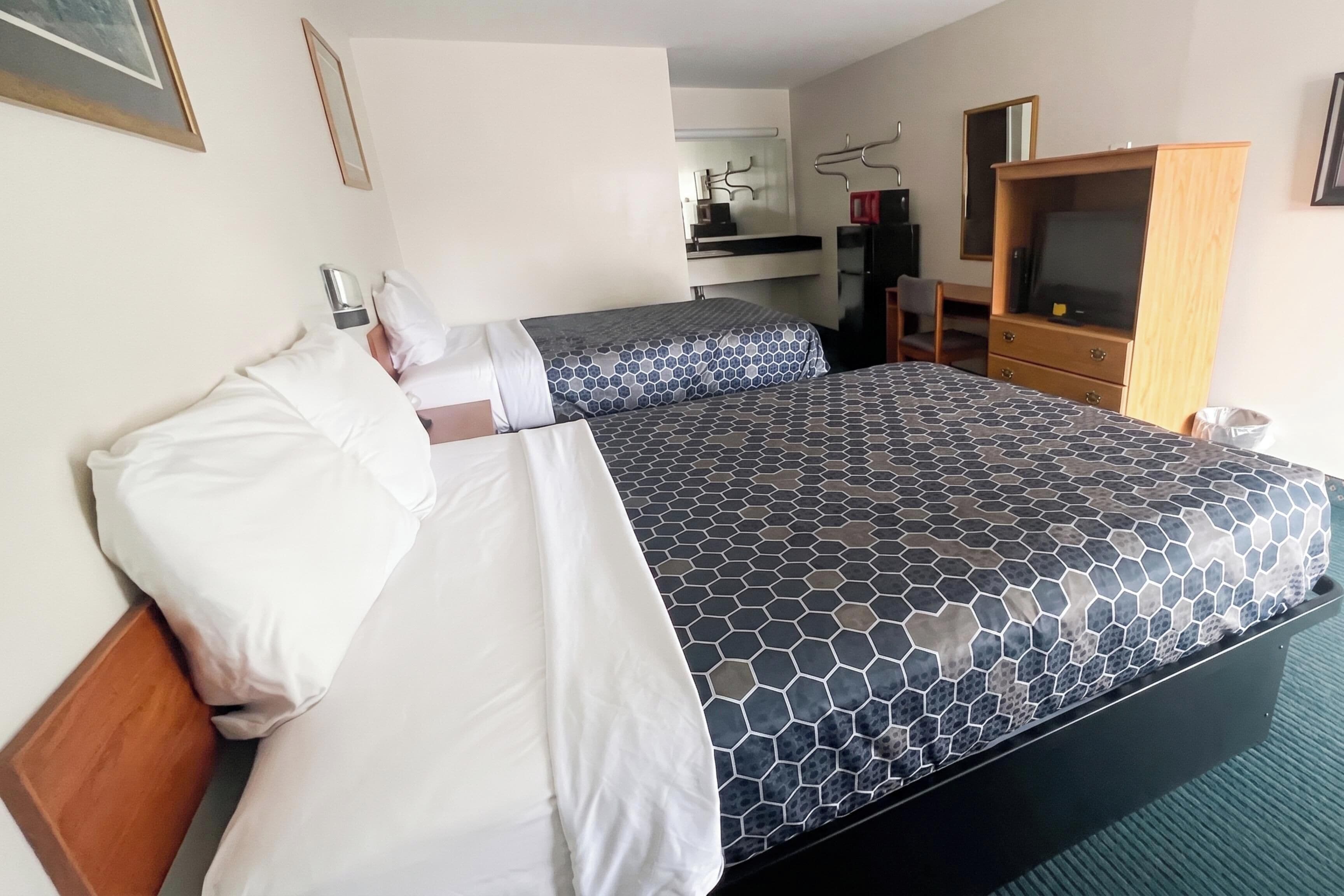Habitación, 1 cama matrimonial, para no fumadores | Escritorio, tabla de planchar con plancha, wifi gratis y ropa de cama 
