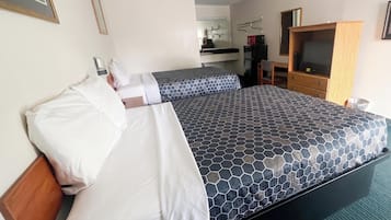Habitación, 1 cama matrimonial, para no fumadores | Escritorio, tabla de planchar con plancha, wifi gratis y ropa de cama