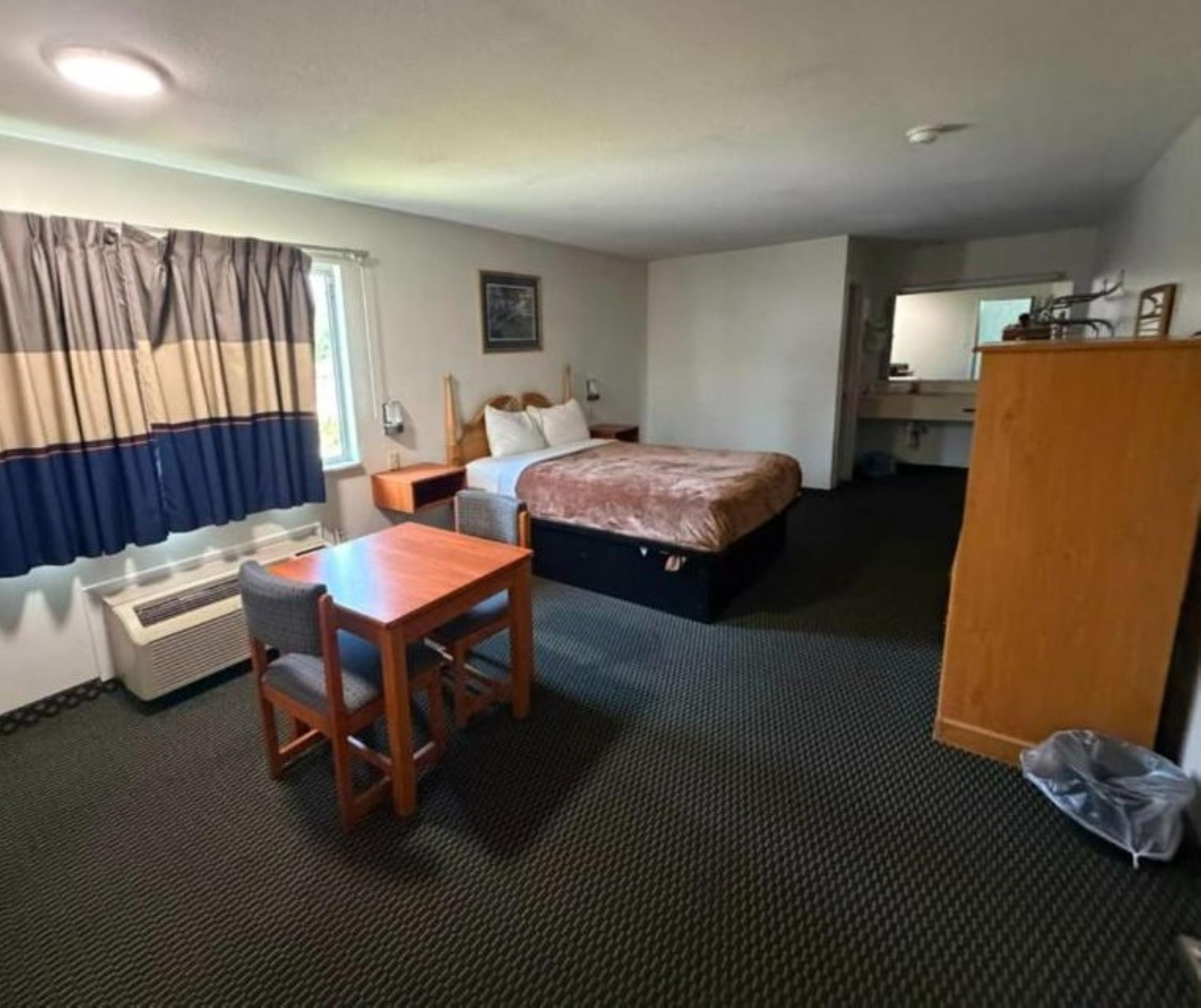 Room, 1 Queen Bed, Non Smoking | Desk, iron/ironing board, free WiFi, bed sheets