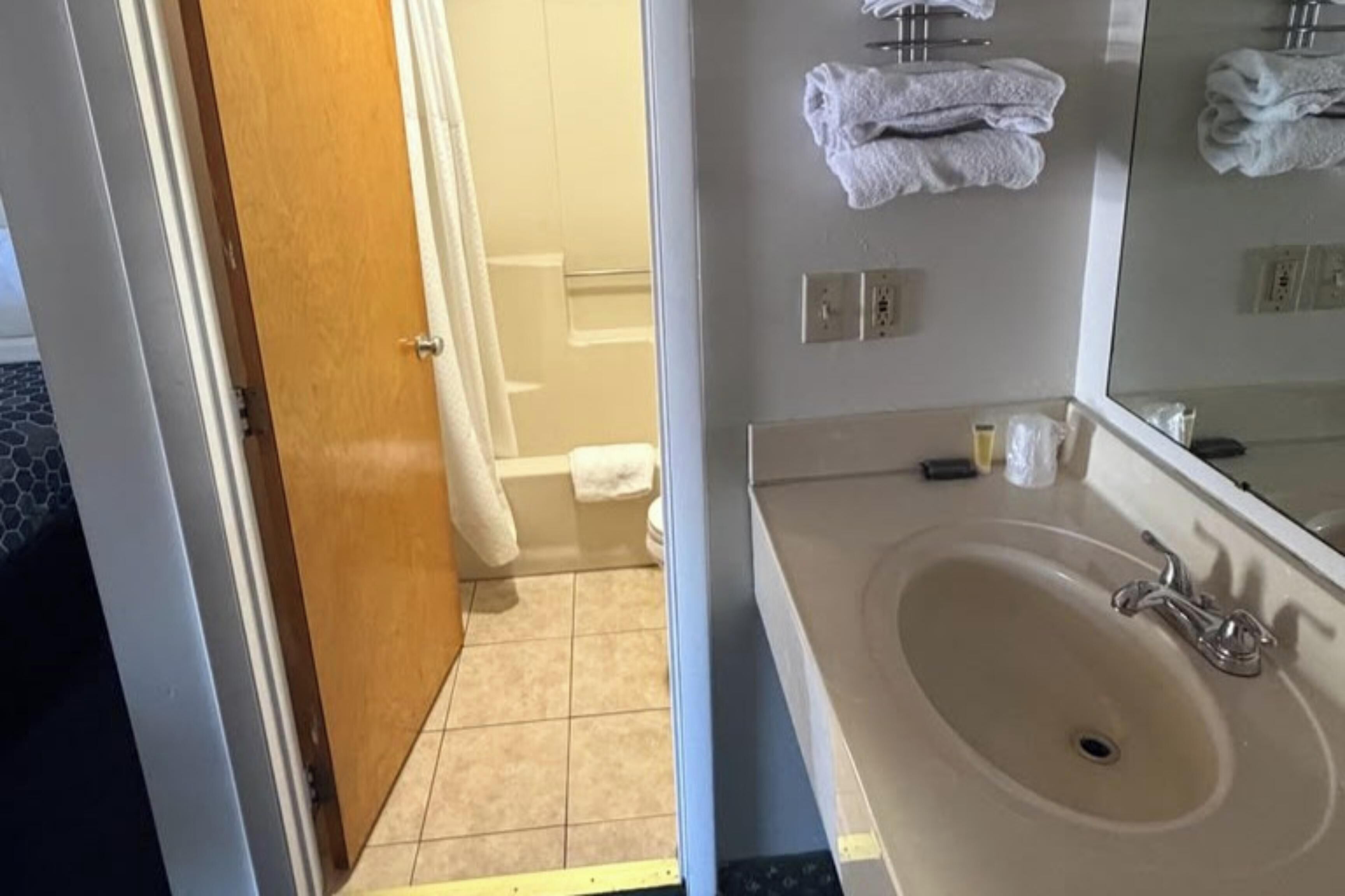 Room, 1 Double Bed, Non Smoking | Bathroom