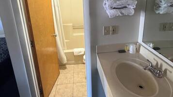 Room, 1 Double Bed, Non Smoking | Bathroom