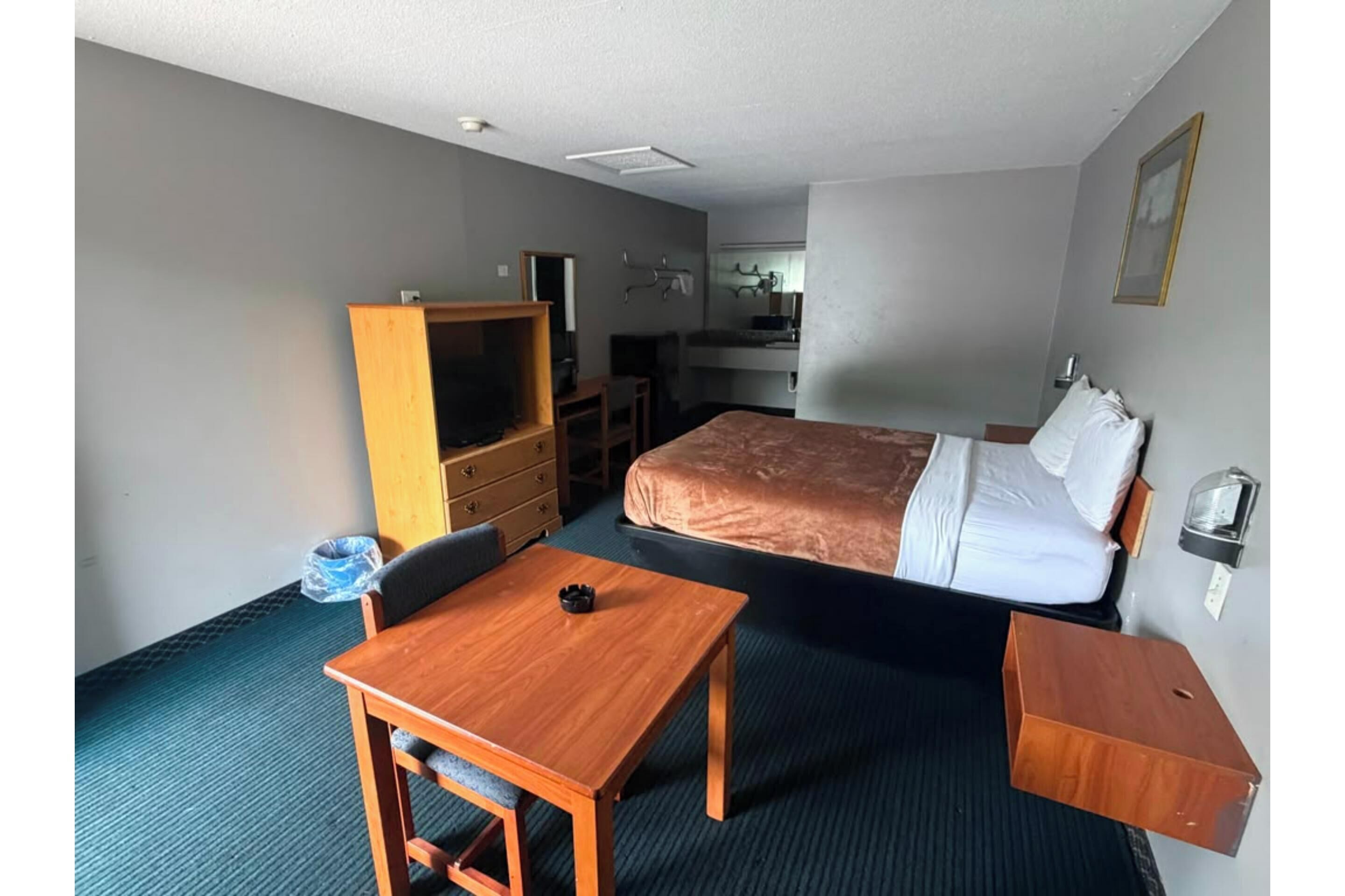 Room, 1 Queen Bed, Smoking | Desk, iron/ironing board, free WiFi, bed sheets