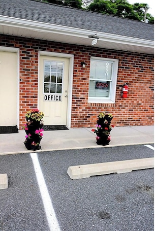 Reception. Relax Inn Dover Near Speedway