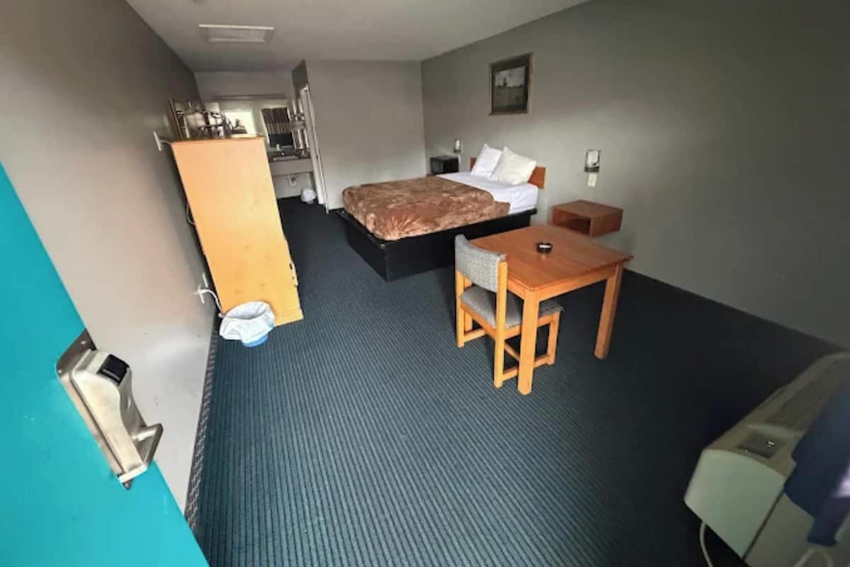 Desk, iron/ironing board, free WiFi, bed sheets