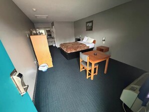 Desk, iron/ironing board, free WiFi, bed sheets - Relax Inn Dover Near Speedway (Dover)