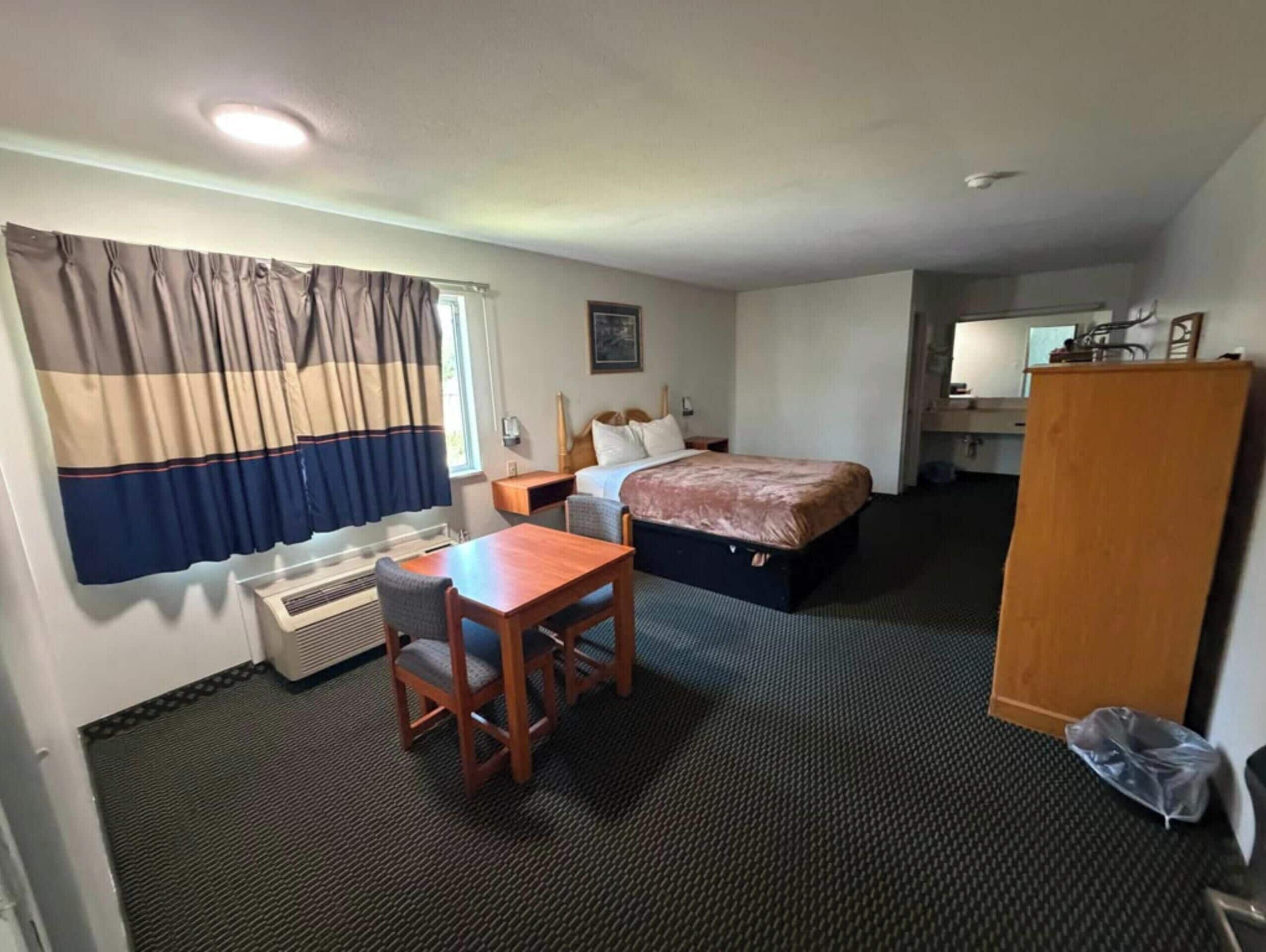 Room, 1 Queen Bed, Non Smoking | Desk, iron/ironing board, free WiFi, bed sheets