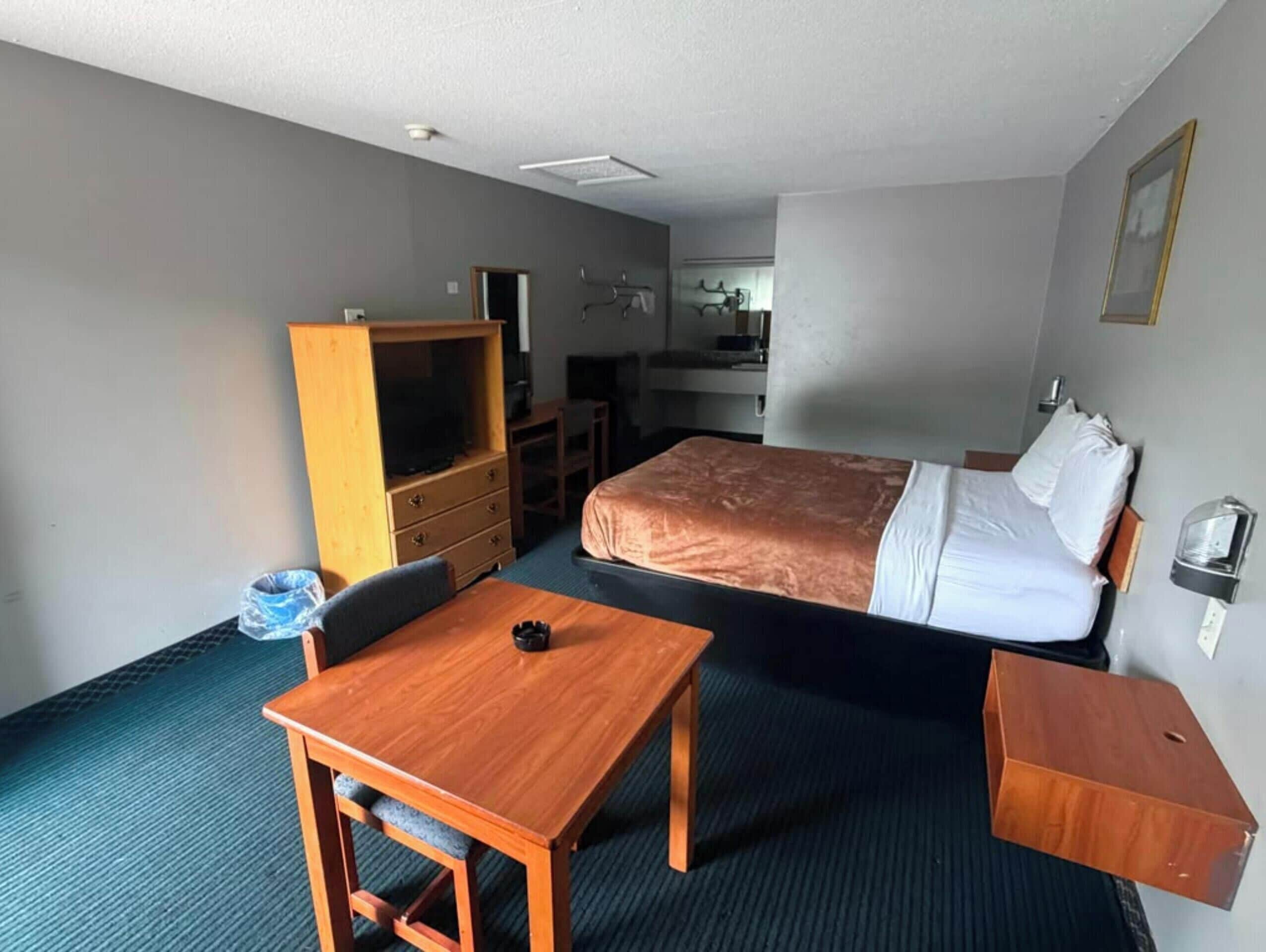 Room, 1 Queen Bed, Smoking | Desk, iron/ironing board, free WiFi, bed sheets