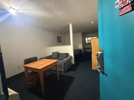 Escritorio, tabla de planchar con plancha, wifi gratis y ropa de cama 