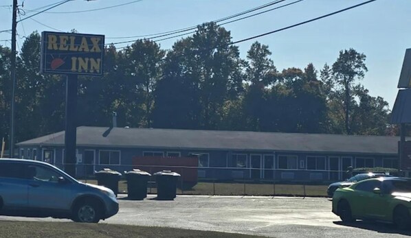 Property entrance - Relax Inn Dover Near Speedway (Dover)
