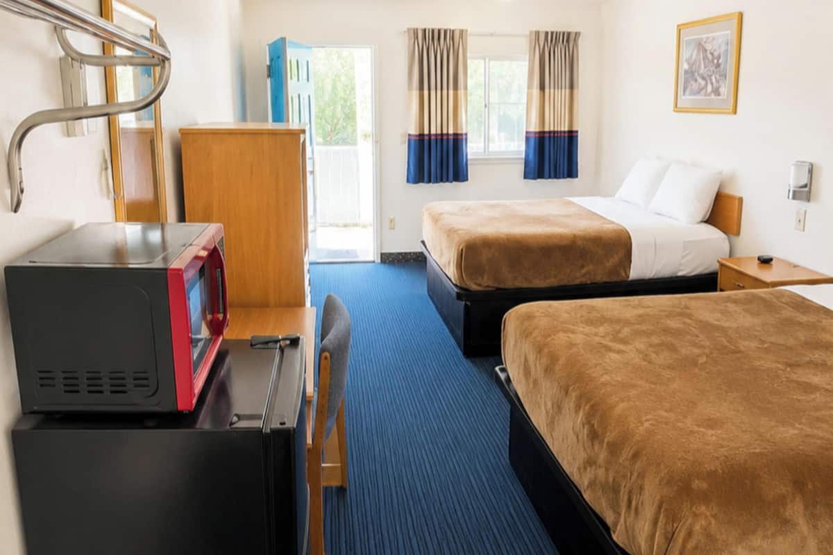 Chambre, 2 grands lits, fumeur | Bureau, fer et planche à repasser, accès au Wi-Fi (inclus)