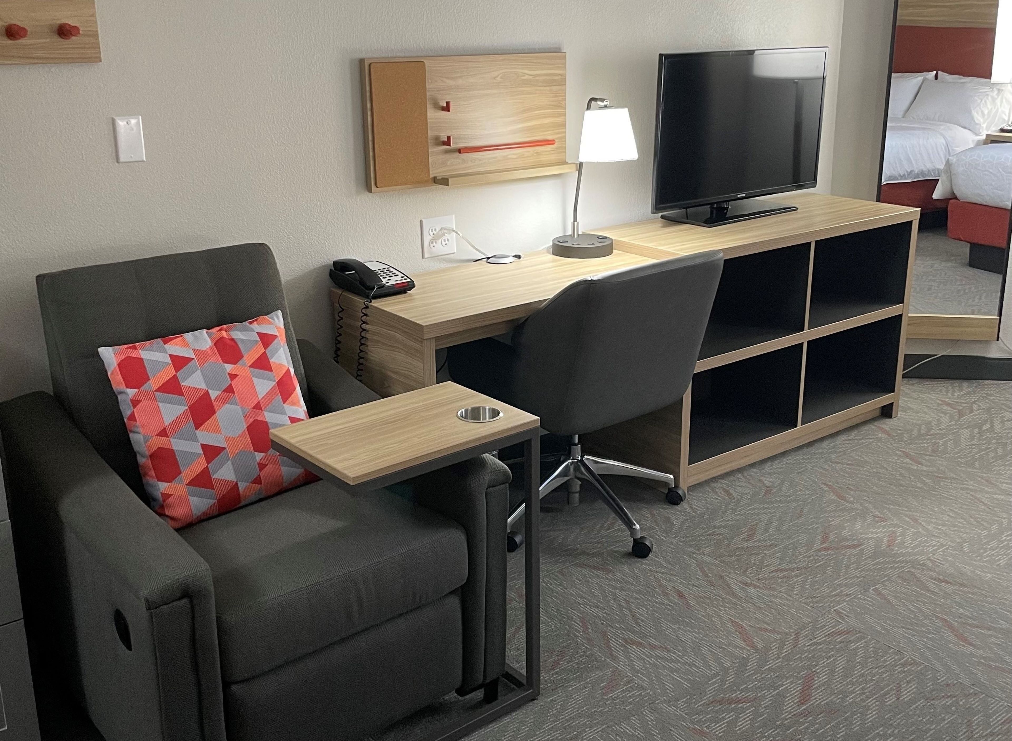 studio suite | 1 bedroom, in-room safe, individually furnished, desk