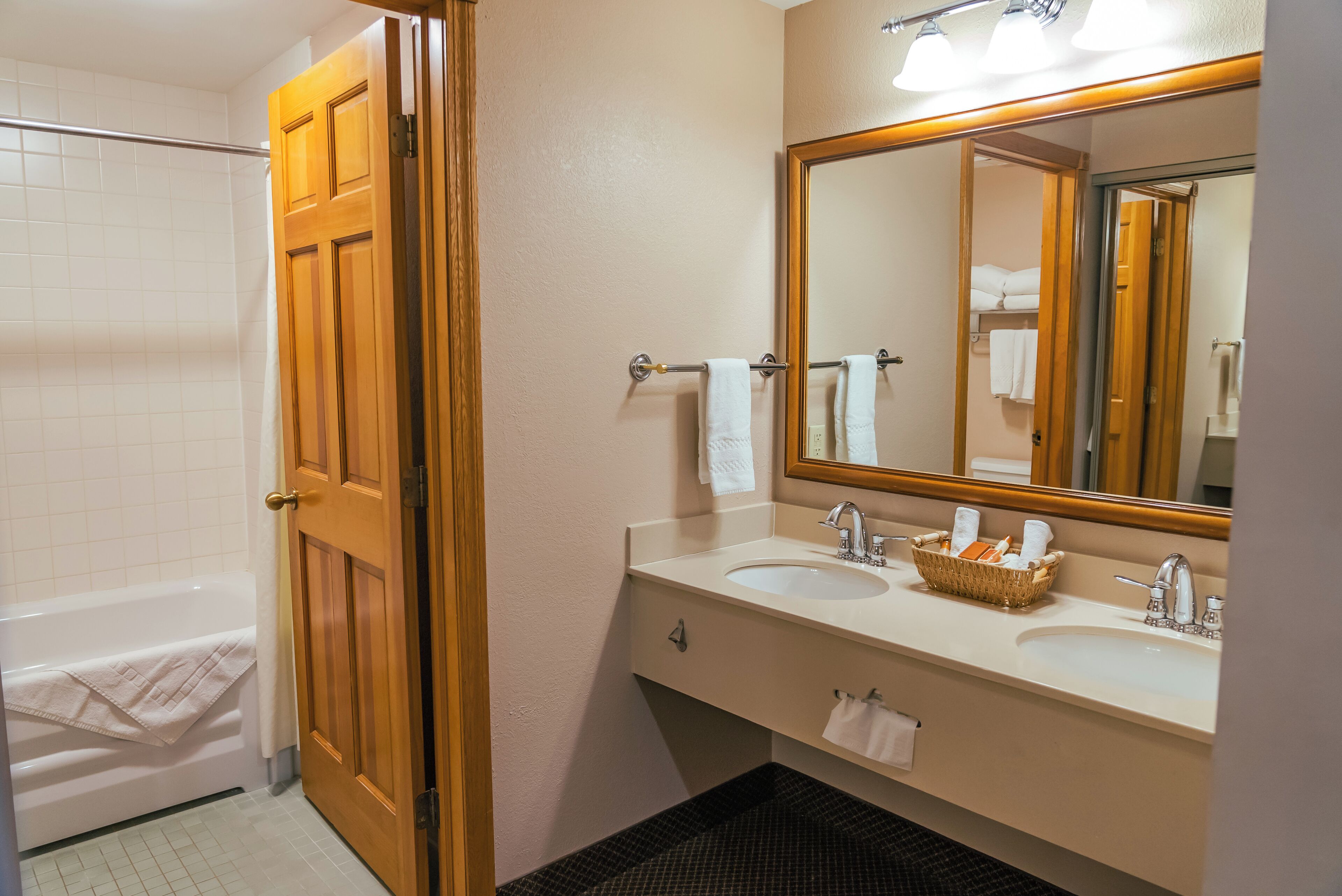 combined shower/bathtub, rainfall showerhead, free toiletries