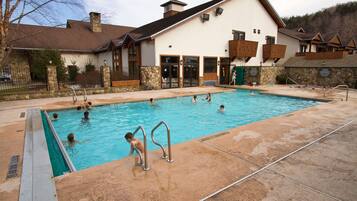 Piscine couverte, piscine extérieure, chaises longues