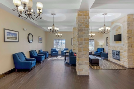 Lobby. Comfort Suites Benbrook - Fort Worth Southwest