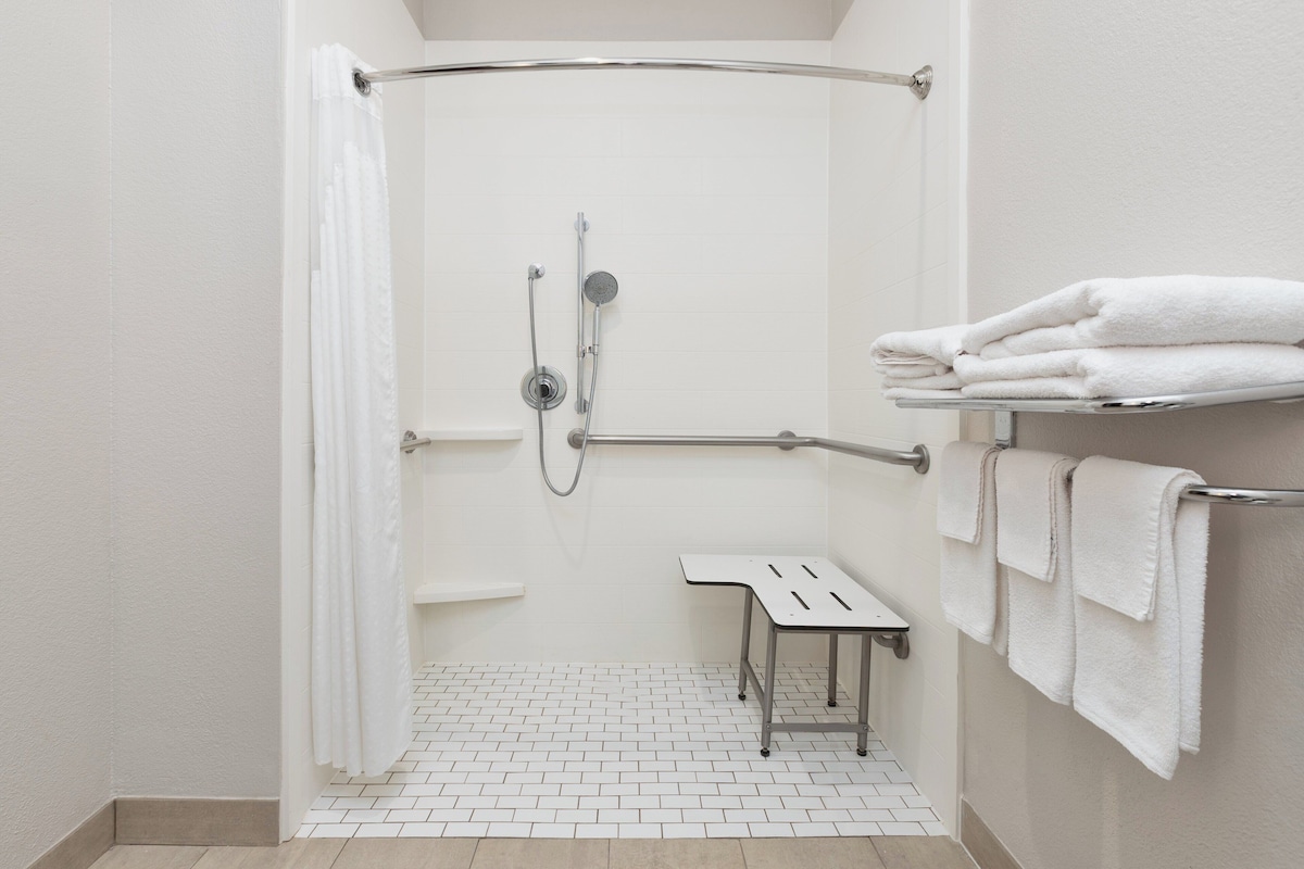 Chambre Standard, 1 très grand lit, accessible aux personnes à mobilité réduite (Communications) | Bureau, fer et planche à repasser, lit de bébé (supplément)