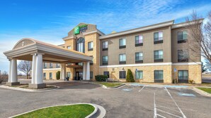 A Holiday Inn Express hotel with a covered entrance, a parking lot, and a clear blue sky. - Holiday Inn Express Amarillo South by IHG (Amarillo)