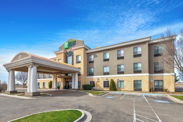 A Holiday Inn Express hotel with a covered entrance, a parking lot, and a clear blue sky. - Holiday Inn Express Amarillo South by IHG (Amarillo)