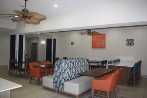 Free buffet breakfast  - Holiday Inn Express Hotel & Suites Shamrock North by IHG (Shamrock)