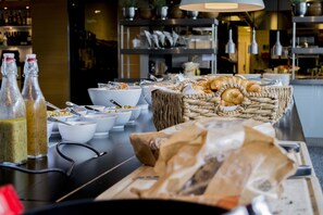Petit déjeuner continental (22 EUR par personne)