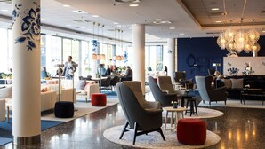 Lobby-lounge