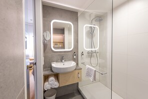 Habitación Confort (Deluxe) | Baño | Artículos de higiene personal ecológicos, secador de pelo y toallas