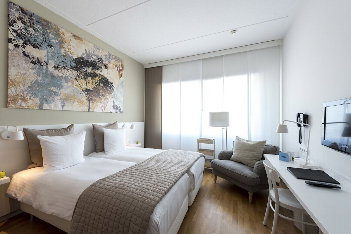 Caixa forta a l'habitació, escriptori i cortines opaques