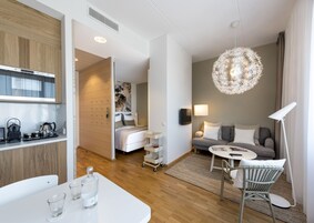 Suite | Private kitchen | Mini-fridge, coffee/tea maker, electric kettle