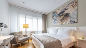 Rom – comfort (Deluxe) | Safe på rommet, skrivebord, blendingsgardiner og lydisolert