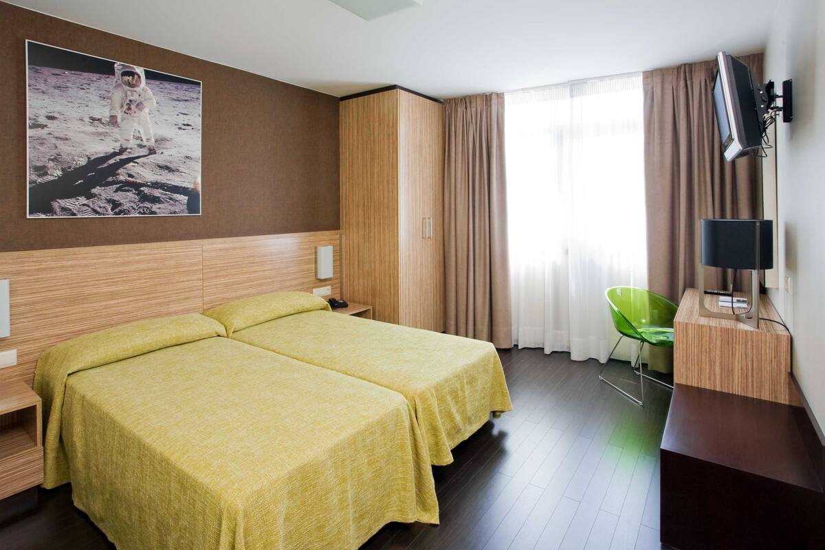 In-room safe, desk, WiFi (free)