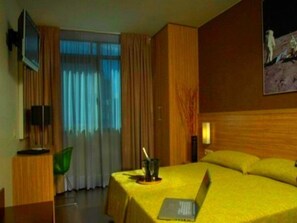 In-room safe, desk, free WiFi