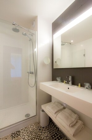 Triple Room | Bathroom | Shower, rainfall showerhead, hair dryer, towels