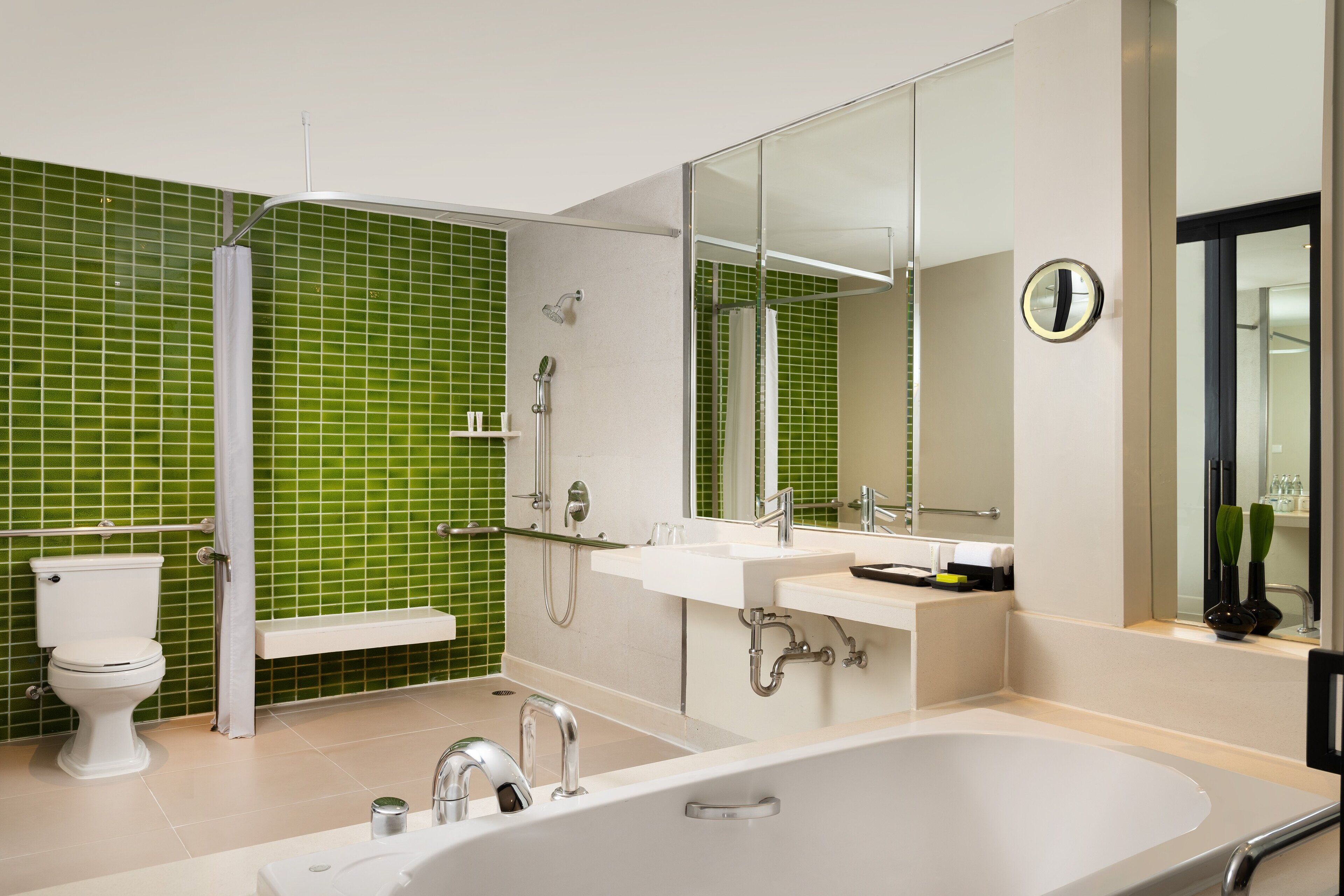 Een moderne badkamer met toilet, wastafel en bad.