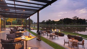 2 restaurants servant le petit déjeuner, spécialités Cuisine italienne